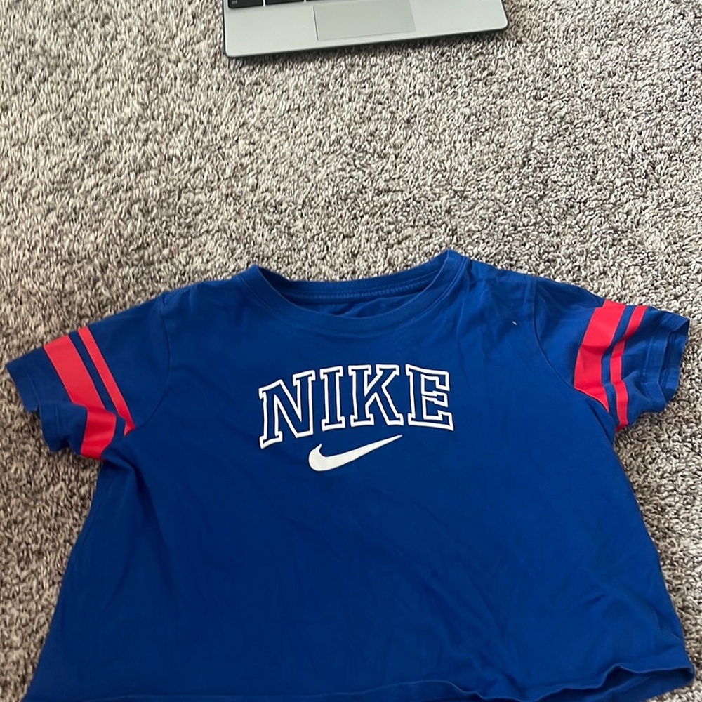 Blue white and red Nike cropped tee